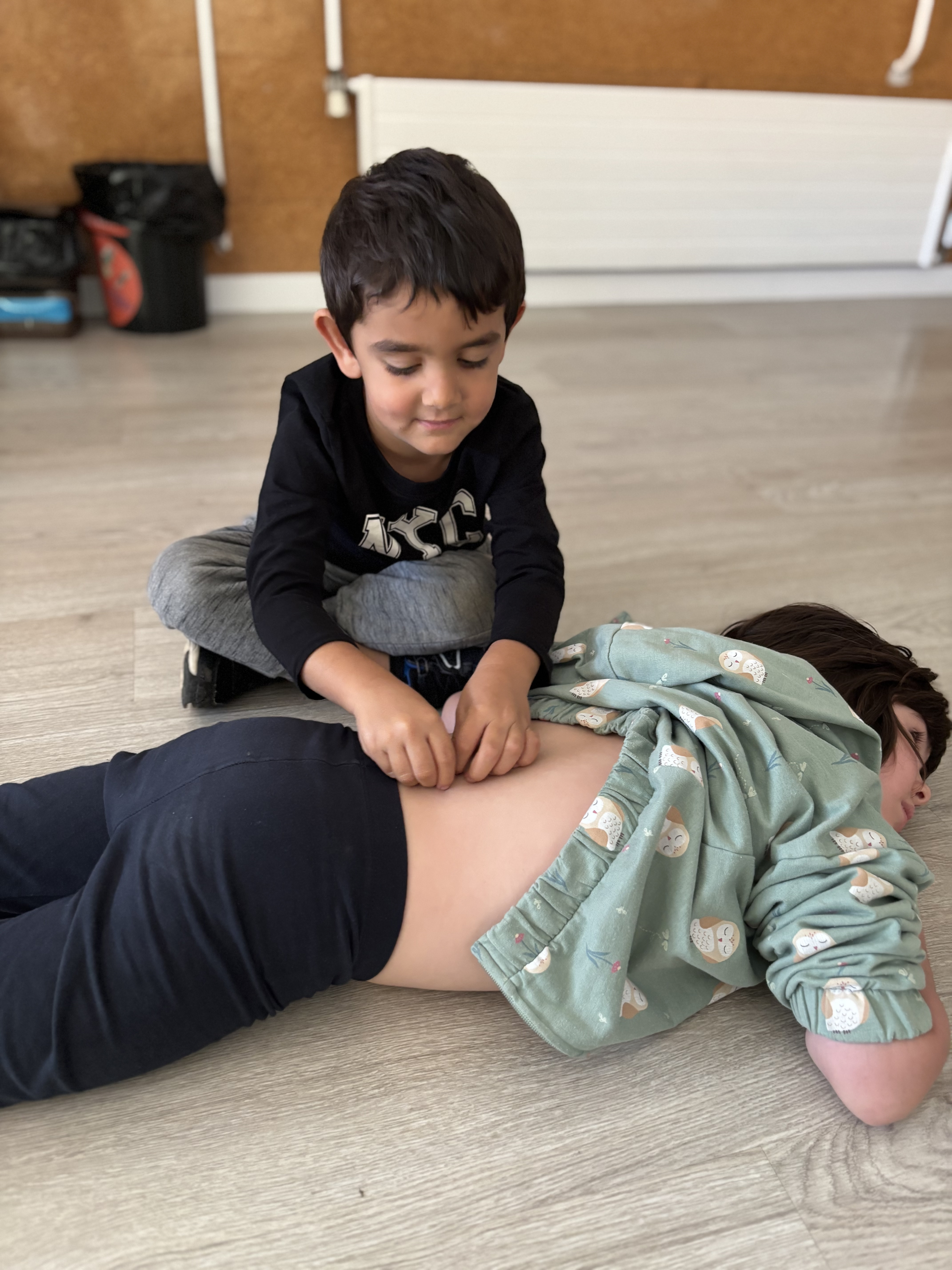 TALLER DE MASAJE EN EL AULA DE 4 AÑOS